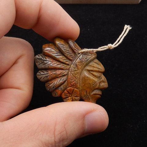 Perle pendentif tête indienne sculptée en jaspe rouge creek, 45 x 40 x 6 mm, 13,4 g