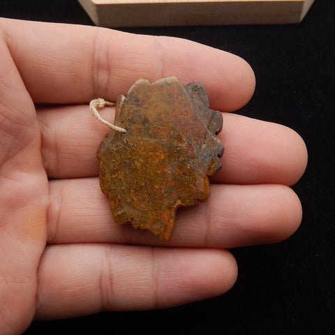 Perle pendentif tête indienne sculptée en jaspe rouge creek, 45 x 40 x 6 mm, 13,4 g