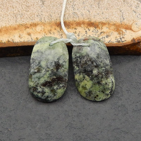 天然蛇纹石宝石耳环一对,23x16x4mm,5.5g