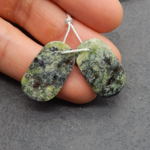 天然蛇纹石宝石耳环一对,23x16x4mm,5.5g