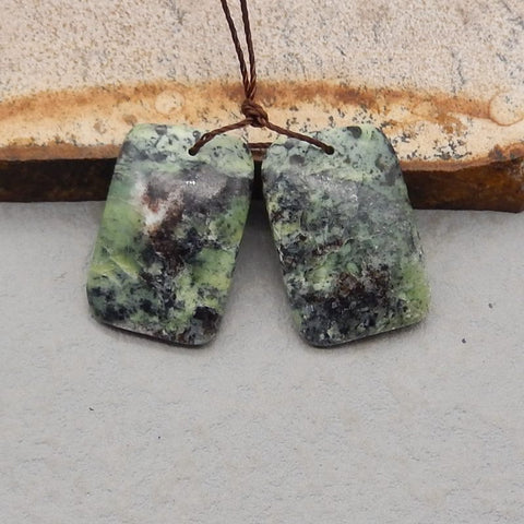 天然蛇纹石宝石耳环一对,23x16x4mm,5.5g