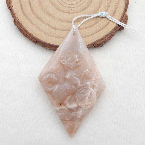 Pendentif en pierres précieuses de pierre de soleil de chien sculpté, 56x34x5mm, 10g