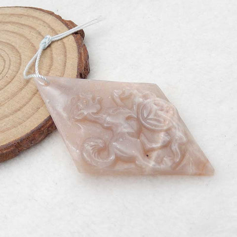 Pendentif en pierres précieuses de pierre de soleil de chien sculpté, 56x34x5mm, 10g