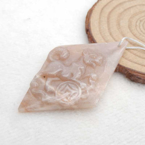 Pendentif en pierres précieuses de pierre de soleil de chien sculpté, 56x34x5mm, 10g