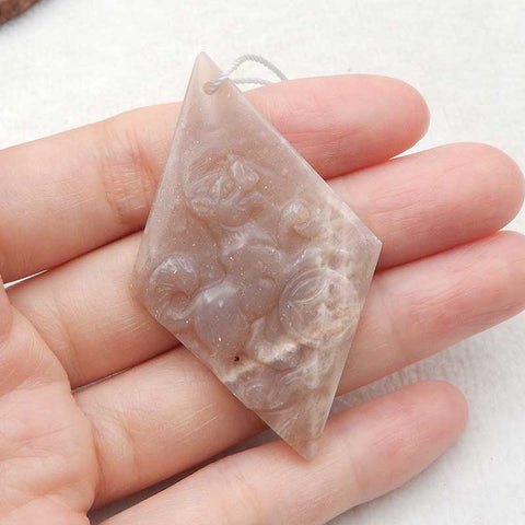 Pendentif en pierres précieuses de pierre de soleil de chien sculpté, 56x34x5mm, 10g