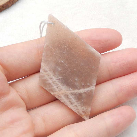 Pendentif en pierres précieuses de pierre de soleil de chien sculpté, 56x34x5mm, 10g