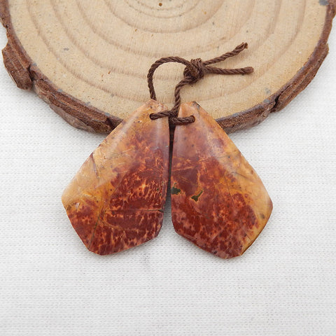 天然红溪碧玉宝石耳环一对,27x11x3mm,4.2g