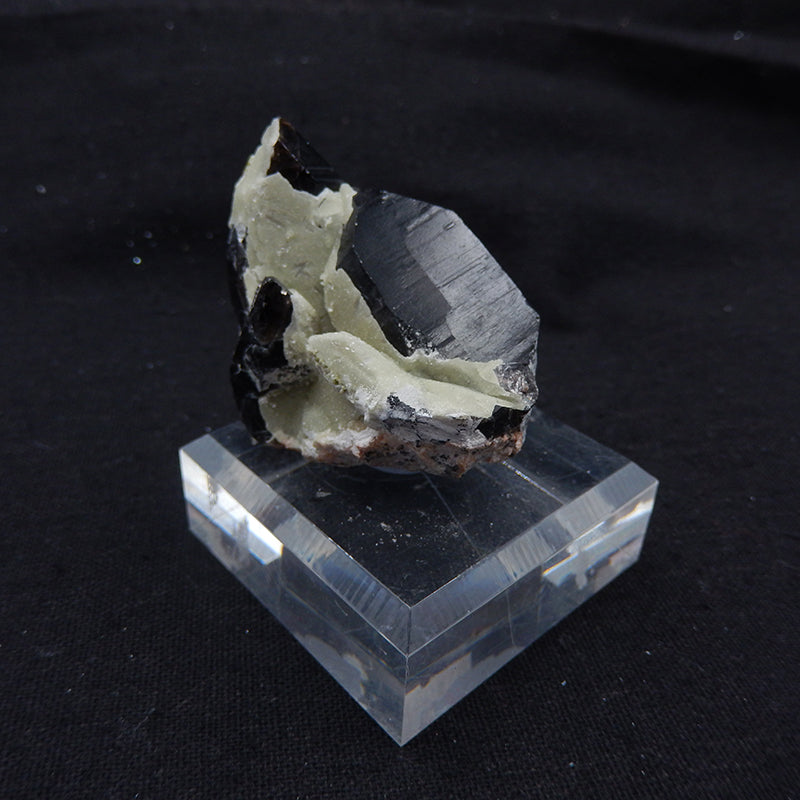 The raw material Semi-finished products Tourmaline Gemstone Material, Decorative ornaments,45x43x42mm, 79g