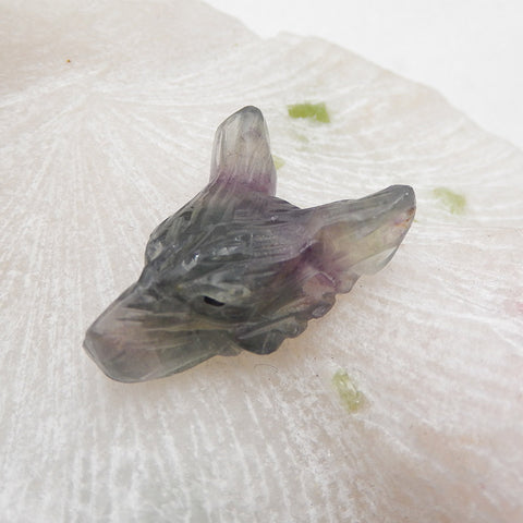 Tête de loup sculpté pendentif en pierre précieuse de fluorite arc-en-ciel, 30x21x11mm, 8.4g
