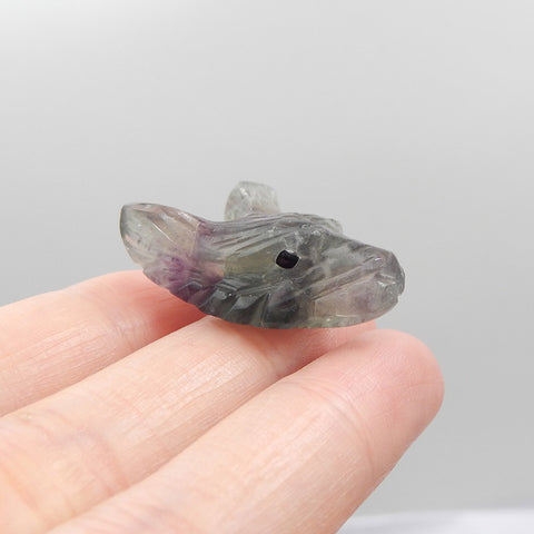 Tête de loup sculpté pendentif en pierre précieuse de fluorite arc-en-ciel, 30x21x11mm, 8.4g