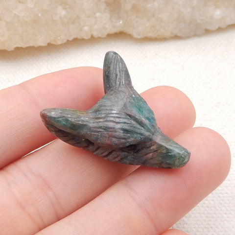 Pierre pendentif tête de loup sculptée à la main en apatite bleue, 28x23x10mm, 6.7g