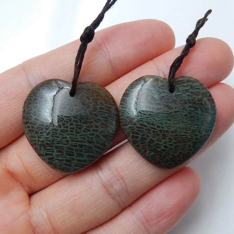 Paire de boucles d'oreilles en opale verte en forme de cœur sculptées à la main, 24 x 25 x 5 mm, 8,3 g