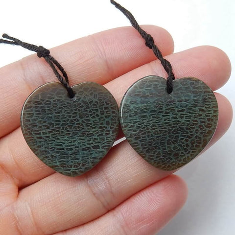 Paire de boucles d'oreilles en opale verte en forme de cœur sculptées à la main, 24 x 25 x 5 mm, 8,3 g
