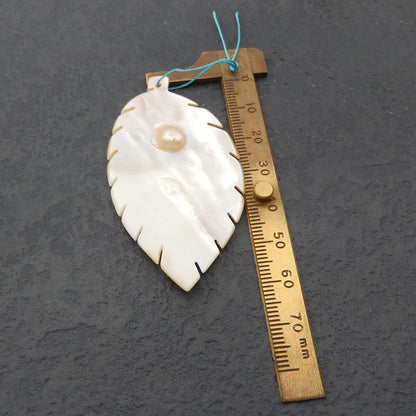 Perle pendentif feuille sculptée coquillage, 63x35x6mm, 7.8g