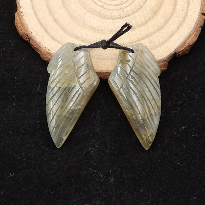 Paire de boucles d'oreilles avec ailes sculptées en labradorite, 27 x 13 x 4 mm, 4,2 g