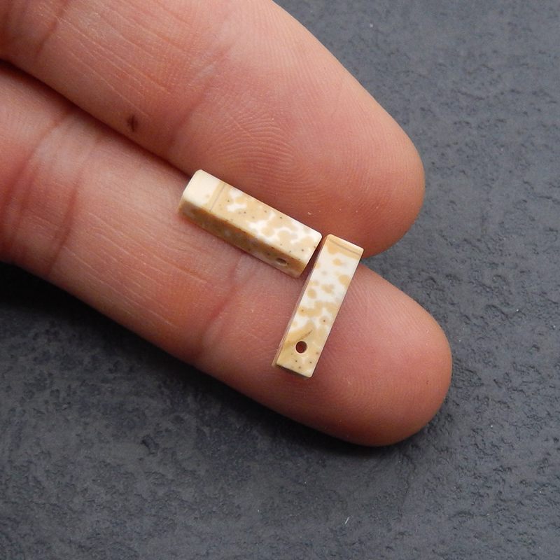 Howlite 矩形耳环石一对，用于制作耳环的石头，14x4x4 毫米，1.7 克
