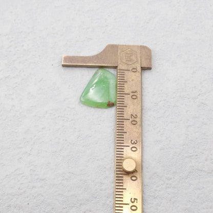 美丽的绿玉髓耳环一对，15x10x4mm，2.3g