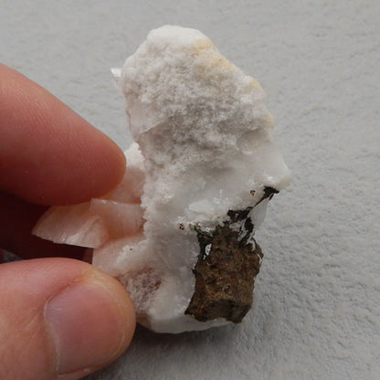 Natural Magnesite Mineral Specimen uncut Gemstone 52*32*30mm, 40g