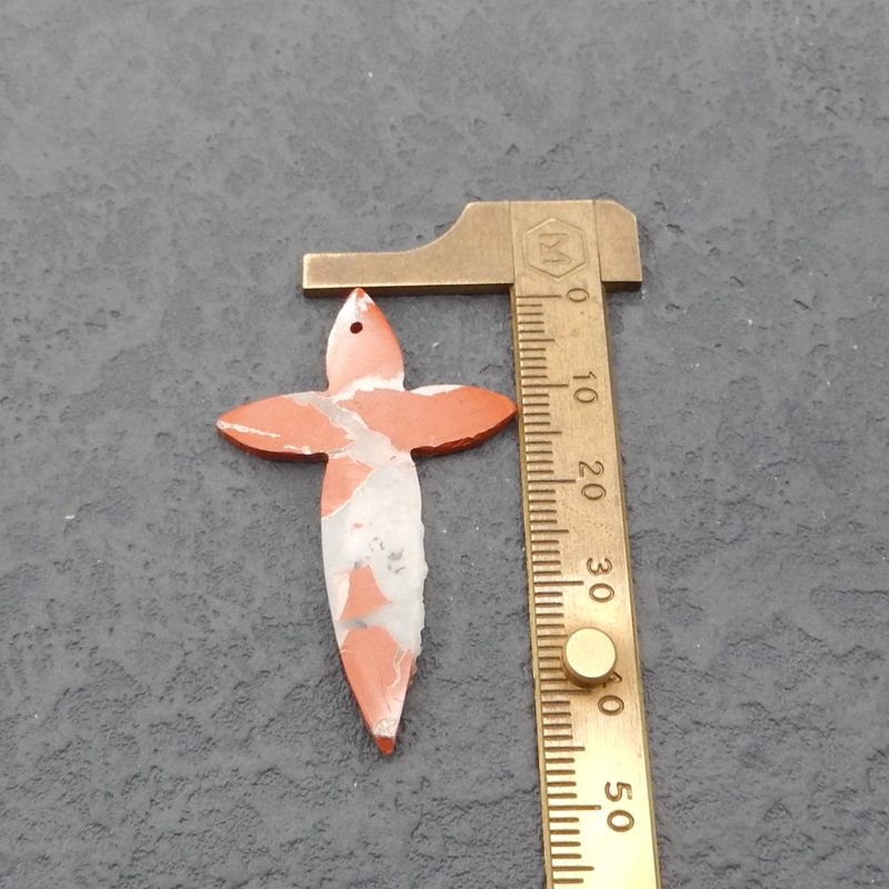 雕刻红河碧玉宝石耳环一对，46x29x2mm，6.0g