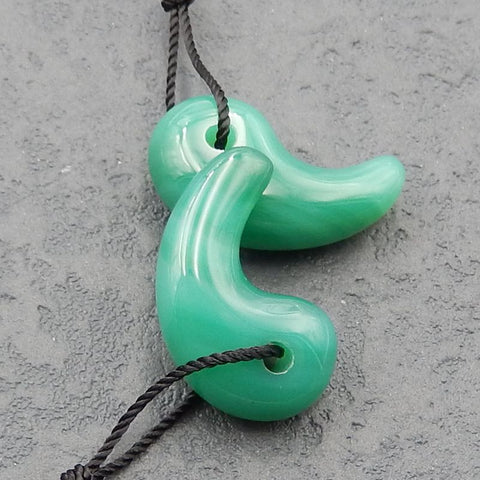 雕刻绿玛瑙宝石耳环一对，20x11x8mm，4.2g