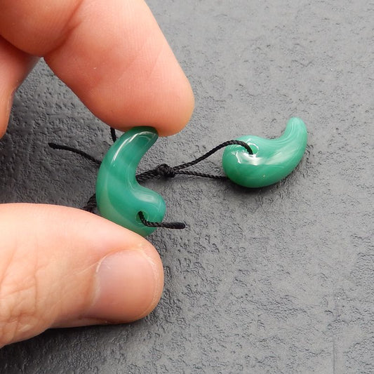 Paire de boucles d'oreilles en agate verte sculptée, 20 x 11 x 8 mm, 4,2 g