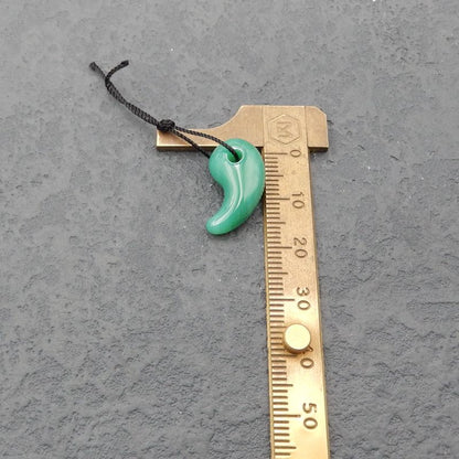 雕刻绿玛瑙宝石耳环一对，20x11x8mm，4.2g