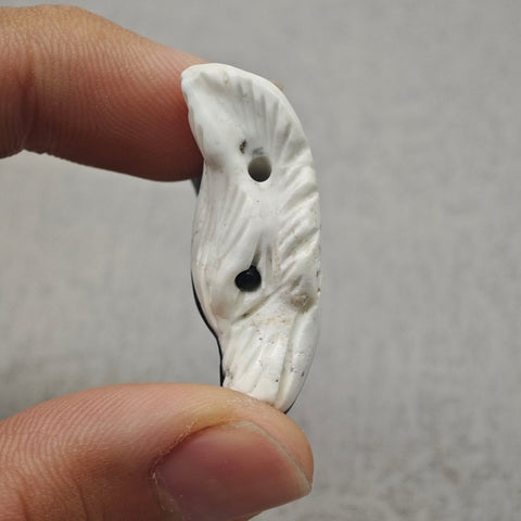 Natural Howlite & Black Obsidian Wolf Head Pendant - Hand-Carved Gemstone Jewelry for Protection and Calm,36x25x18mm,12.7g