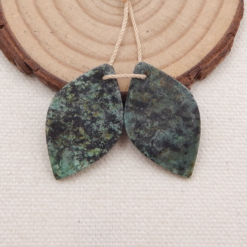 非洲绿松石雕刻叶宝石耳环一对，26x13x4mm，3.6g