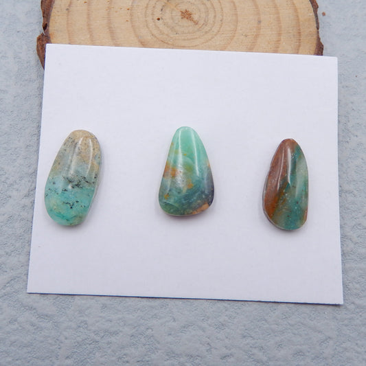 3 cabochons de pierres précieuses en opale bleue naturelle 20 x 9 x 5 mm, 19 x 12 x 5 mm, 5,2 g.