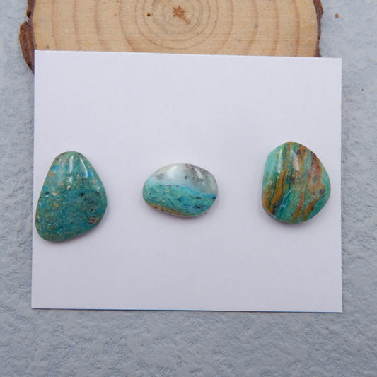 3 cabochons de pierres précieuses en opale bleue naturelle 17 x 14 x 5 mm, 15 x 11 x 5 mm, 5,3 g.