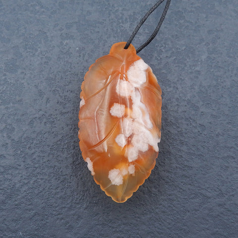 Nouveau pendentif en agate de fleur de cerisier naturelle sculptée, 61 x 31 x 22 mm, 42,7 g.