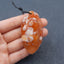 Nouveau pendentif en agate de fleur de cerisier naturelle sculptée, 61 x 31 x 22 mm, 42,7 g.