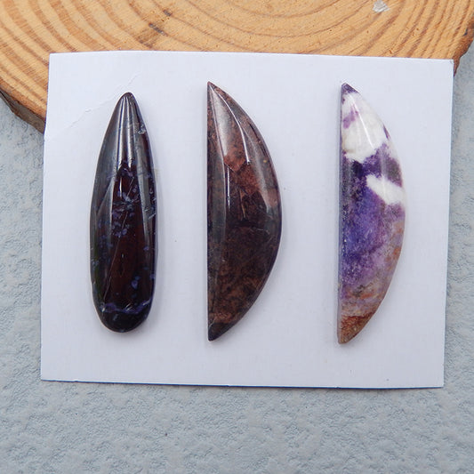 3 cabochons en pierres précieuses naturelles Sugilite, 38 x 11 x 6 mm, 41 x 10 x 5 mm, 13,45 g.