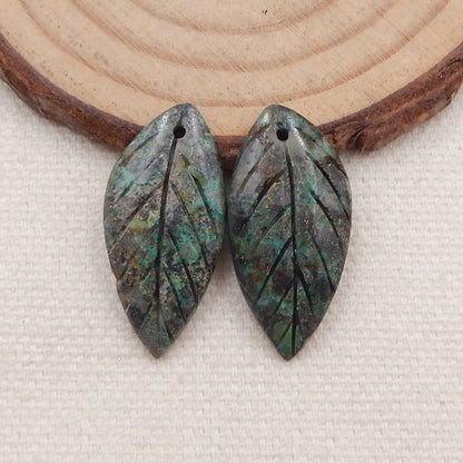 非洲绿松石雕刻叶宝石耳环一对，26x13x4mm，3.6g